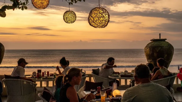 Suasana sunset dan dining di Sunset Beach Bar & Grill