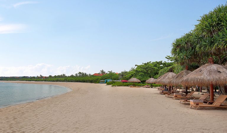 The Grand Bali Beach Clubの白砂ビーチと海辺の雰囲気