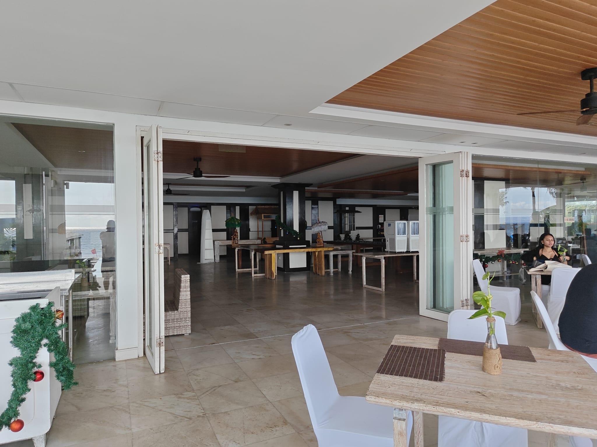 VUE Beach Clubの屋内レストラン席