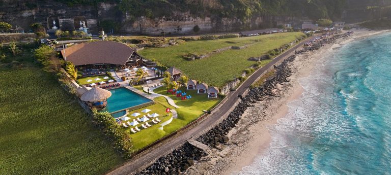 Roosterfish Beach Clubのパンダワビーチを望む全景