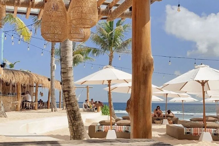 Palmilla Beach Club Baliのプールとビーチサイド席