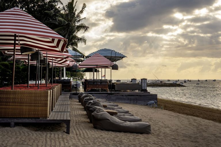 Beach Club Restaurant Sanurの海辺テラス全景