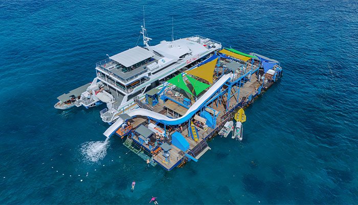 Tampilan udara pontoon Bali Hai Cruises