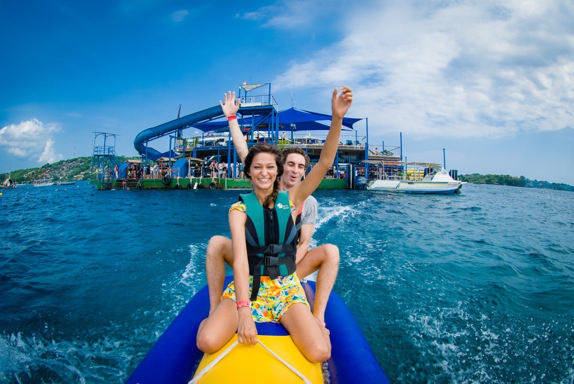 Aktivitas banana boat bersama Bali Hai Cruises