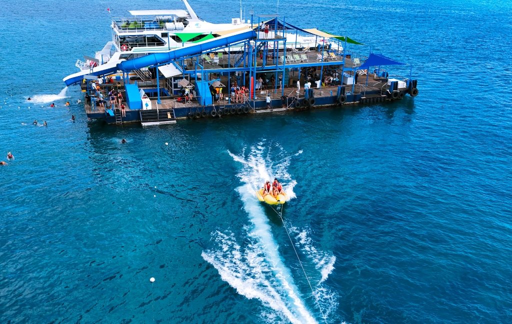 Aktivitas air di sekitar pontoon Bali Hai