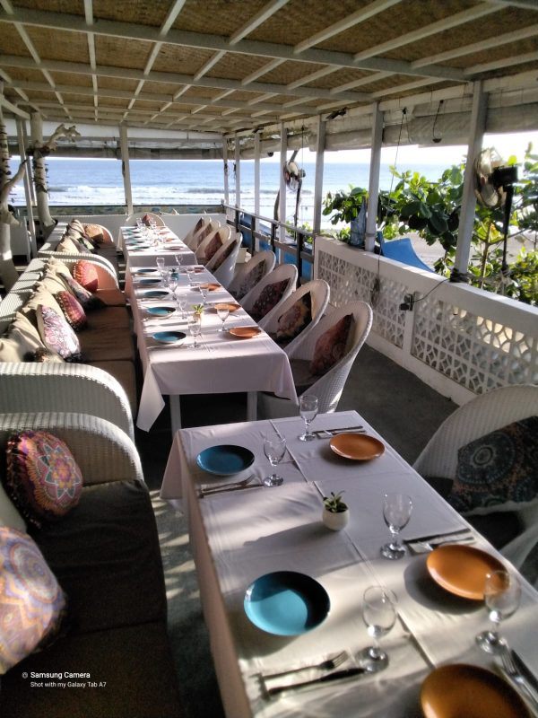 Meja dining grup di Cliffhanger Bali Restaurant