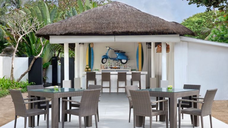 The Beach Club at Courtyard Marriott Nusa Dua bar and seating