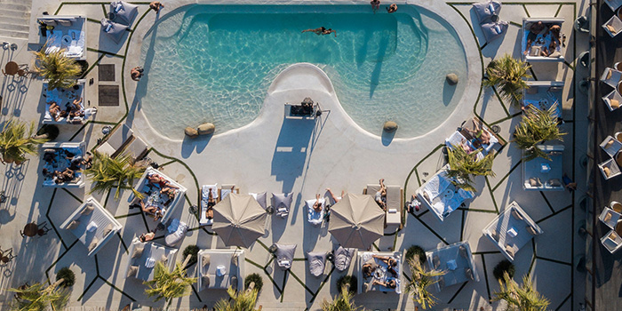 Daybed poolside di Hedonism Lounge