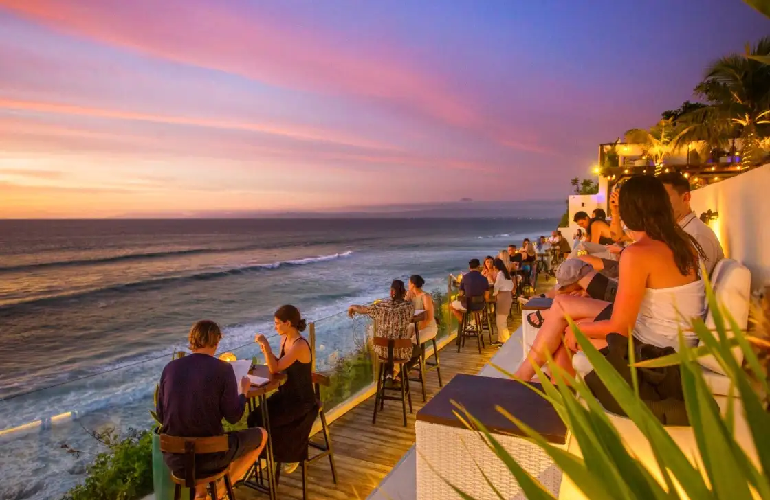 Dining table tepi laut di Sunset Theater