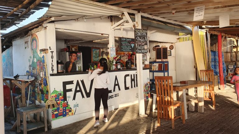 Sign masuk Favela Chic Beach Club di sisi Echo Beach
