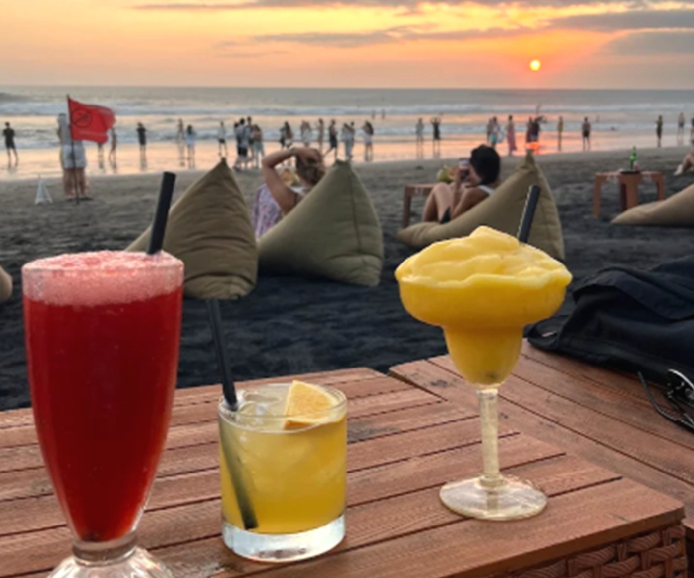 Minuman dengan laut dan sunset di Favela Chic Beach Club