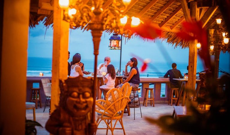 Teras rooftop Ji Terrace by the Sea yang menghadap laut