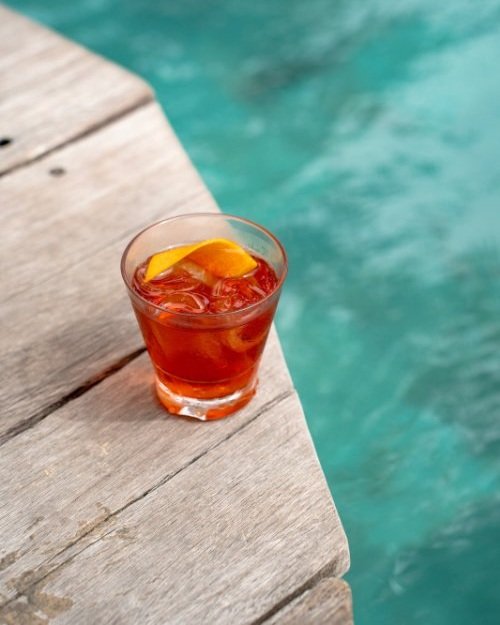 Folk Pool & GardensのプールサイドNegroni