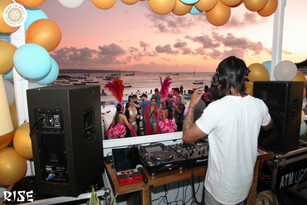 Ibiza In Bali Beach Clubの夕方DJと海の雰囲気