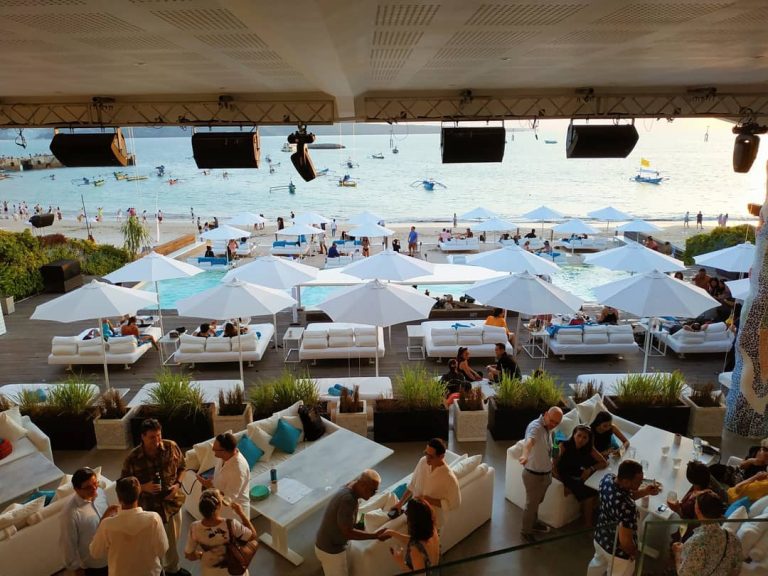 Ibiza In Bali Beach Clubの白いパラソルとプールデッキ