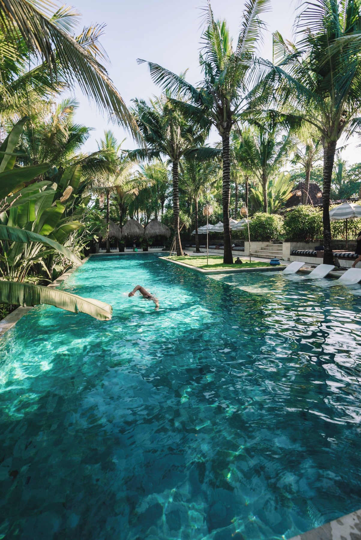 Pool tropis dan lounger di Komune Beach Club Keramas