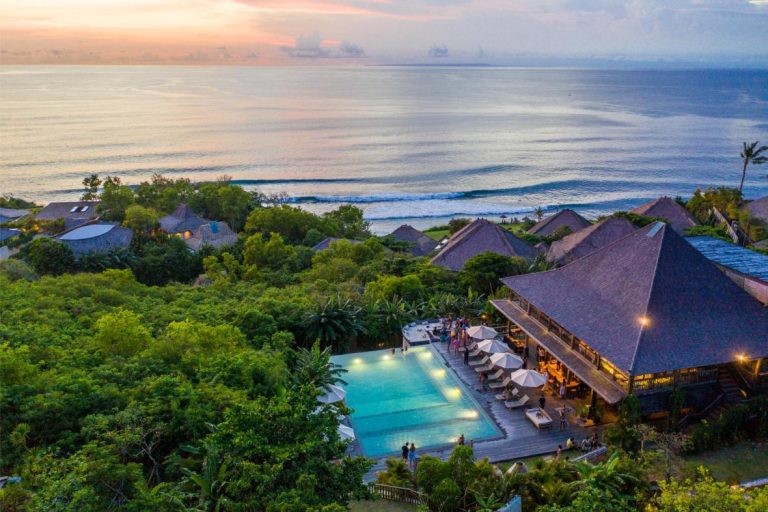Mana Uluwatu infinity pool and ocean overview