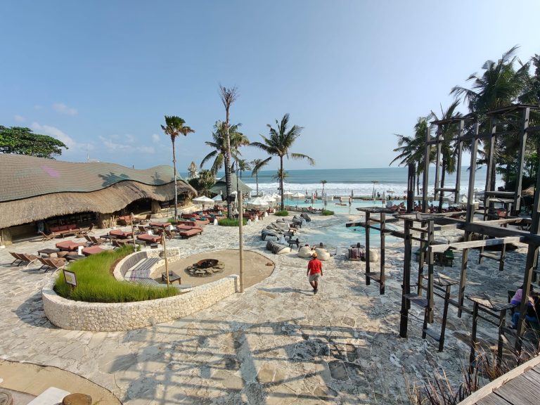 Mari Beach Clubのプールと海沿いの全景。