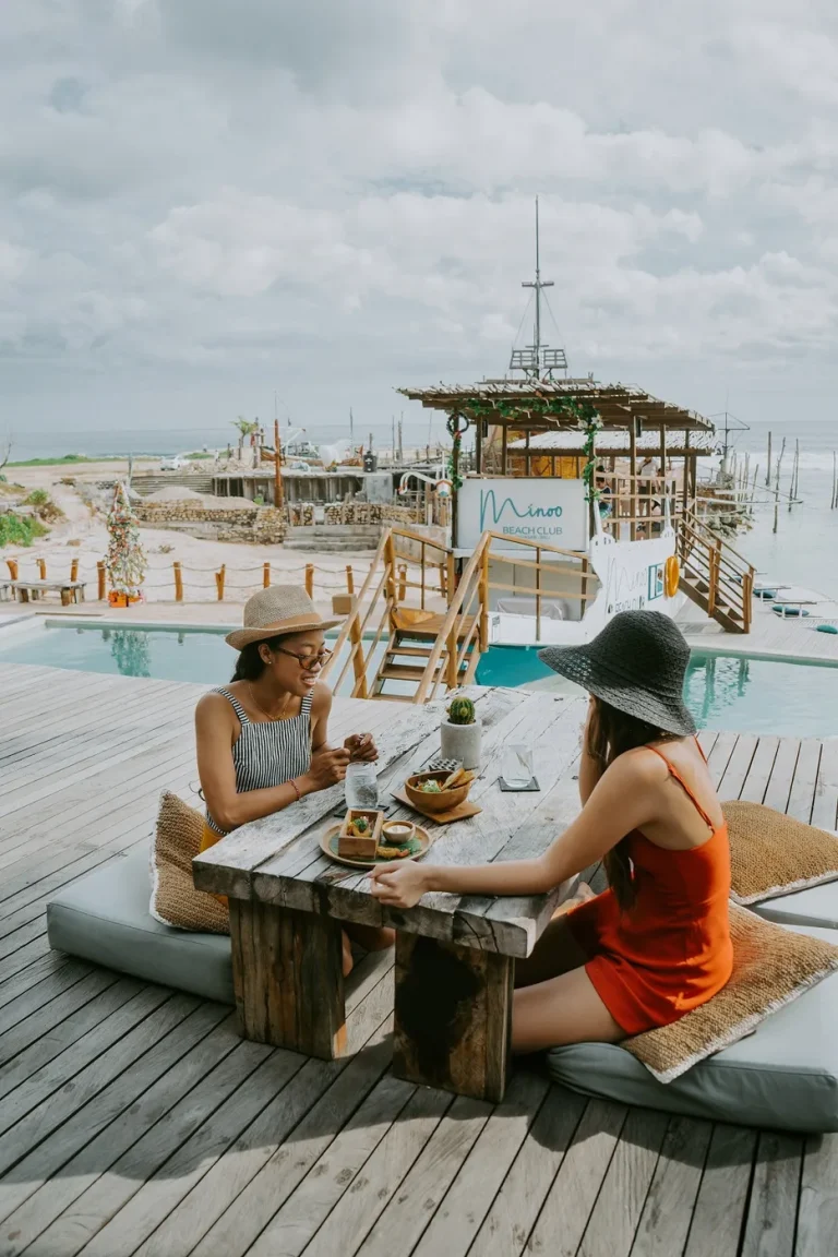 Minoo Beach Clubのプールと海が見える全体写真。