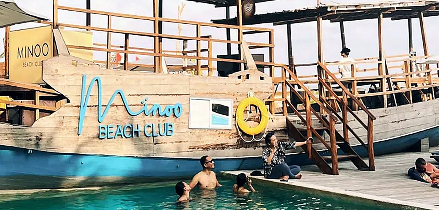 Minoo Beach Clubのプールとサインまわりのフォトスポット。