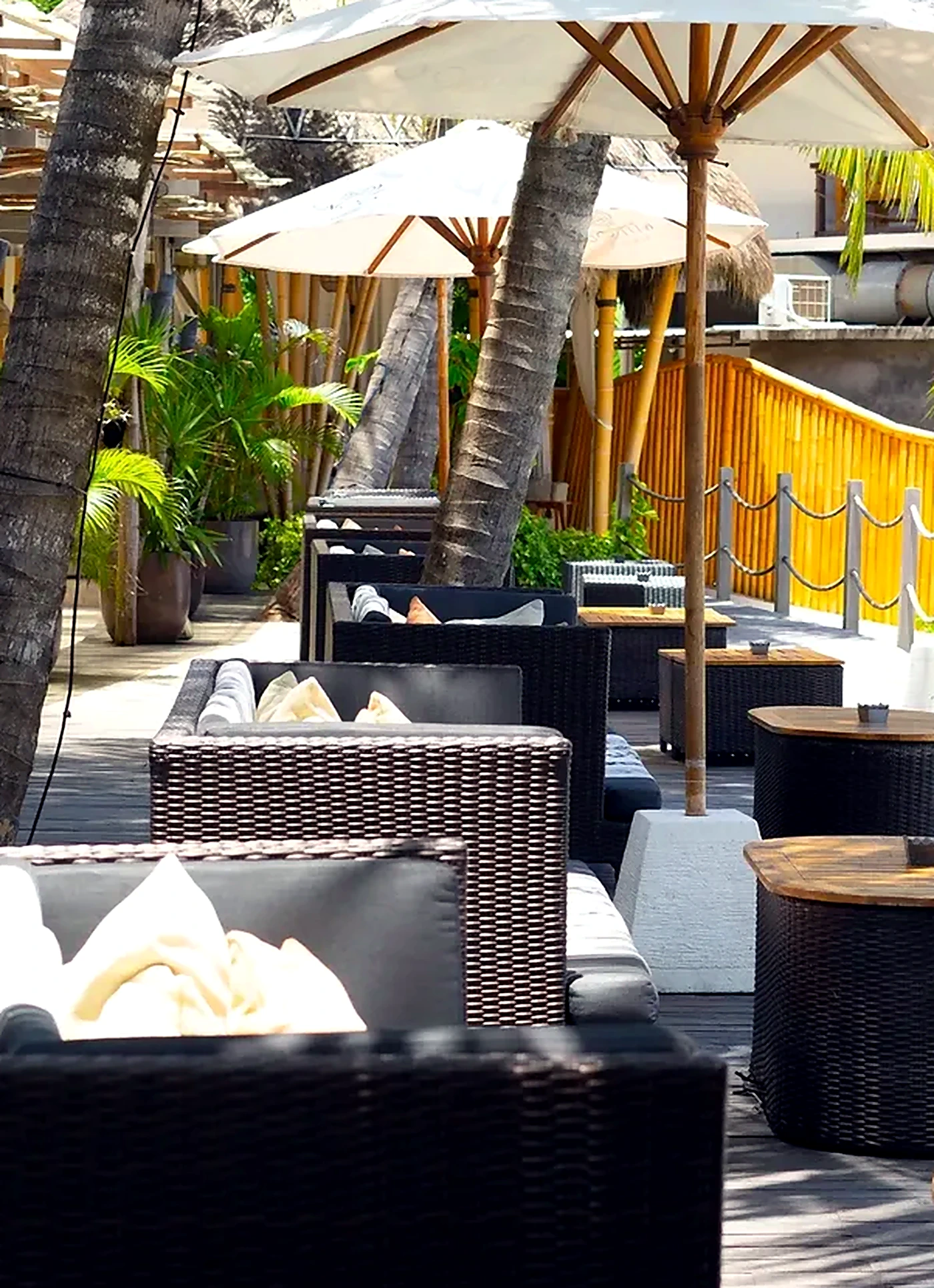 Minoo Beach Clubのソファ席。