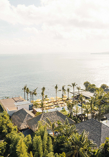 Ulu Cliffhouse cliffside pool overview