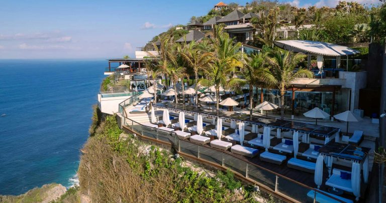 Oneeighty Dayclub cliffside pool deck above the Indian Ocean