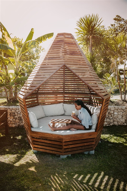 Garden Pod Lounge Seat