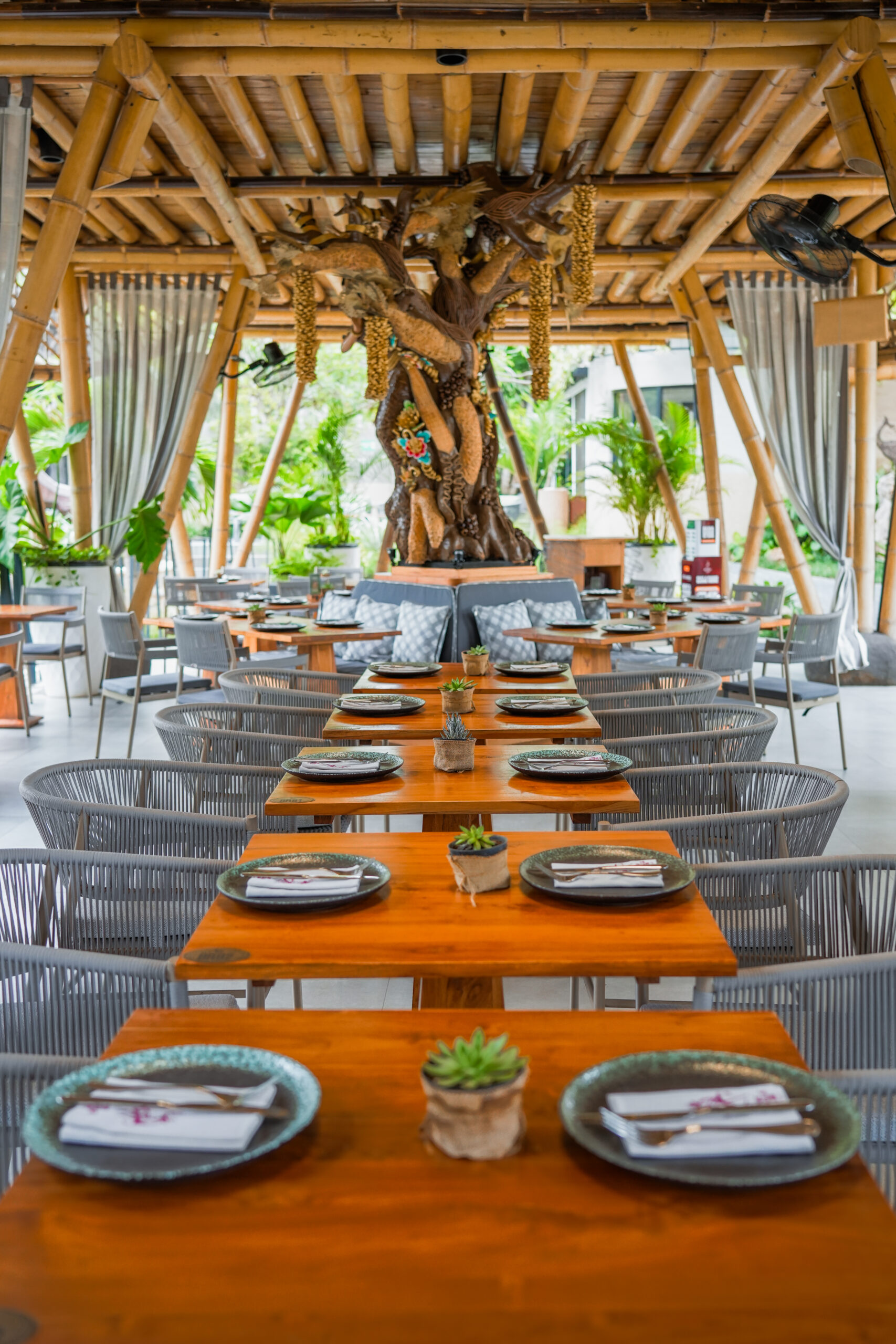 Momen bersantap The Jungle Club Ubud dengan latar hijau