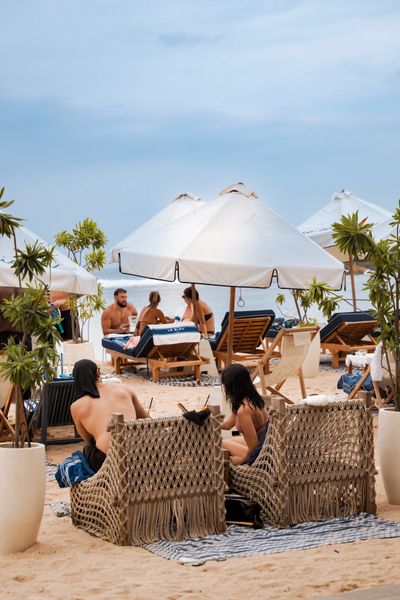 Suasana beach lunch di Le Bleu by K Club