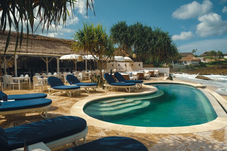 Sandy Bay Beach Clubのプールとデイベッド全景