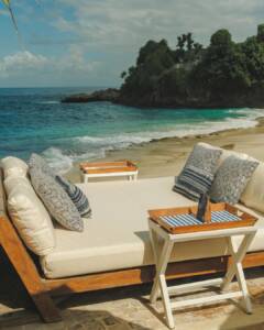 Lounger pantai dan view teluk berbatu di Sandy Bay Beach Club