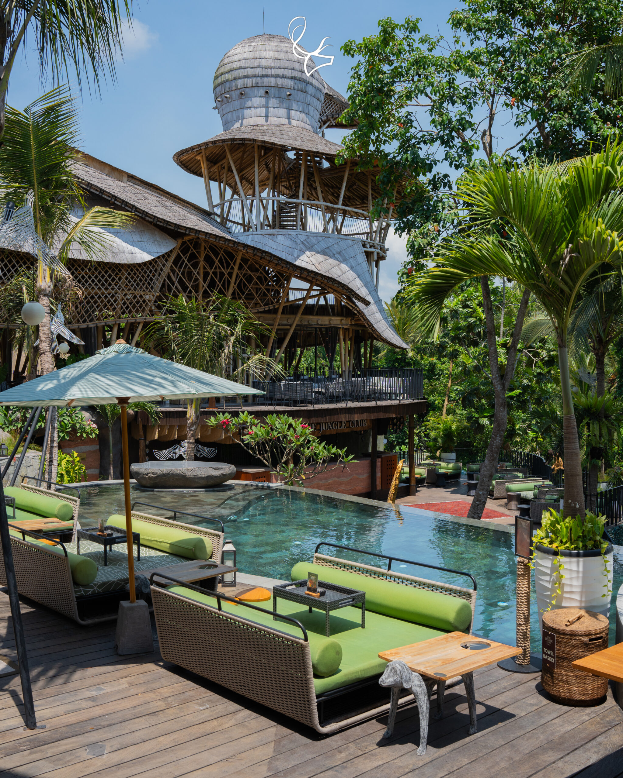 Poolside daybed