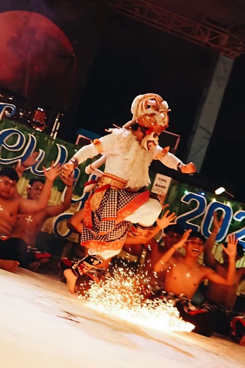 Live entertainment malam di Spice Beach Club Lovina