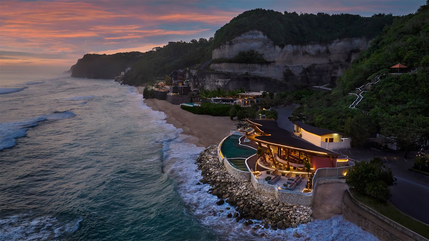 Uma Beach House evening shoreline and Melasti Beach photo angle