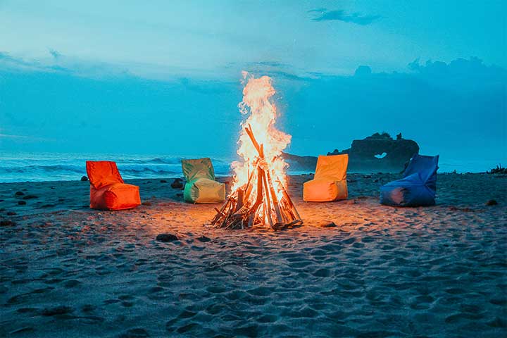 Suasana api unggun sore di Yeh Gangga Beach Club by Uname