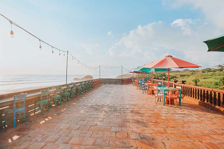 Deck tepi pantai di Yeh Gangga Beach Club by Uname